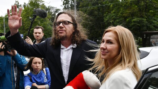 Бизнесмен Сергей Полонский и его супруга Ольга Дерипаска у Пресненского суда Москвы после оглашения приговора. 12 июля 2017 Бизнесмен Сергей Полонский и его супруга Ольга Дерипаска у Пресненского суда Москвы после оглашения приговора. 12 июля 2017