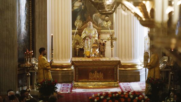 Митрополит Санкт-Петербургский и Ладожский Варсонофий во время богослужения в Свято-Троицком соборе Александро-Невской лавры, куда доставили ковчег с мощами святителя Николая Чудотворца Митрополит Санкт-Петербургский и Ладожский Варсонофий во время богослужения в Свято-Троицком соборе Александро-Невской лавры, куда доставили ковчег с мощами святителя Николая Чудотворца