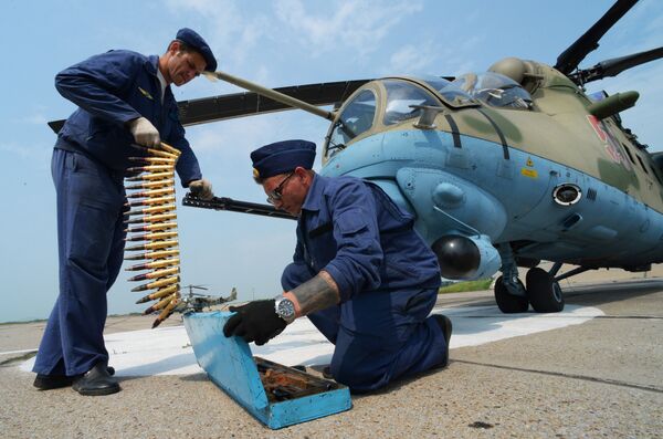 Авиационные техники готовят вертолет Ми-35 к вылету во время учений Авиационные техники готовят вертолет Ми-35 к вылету во время учений