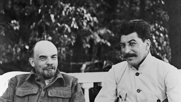 Владимир Ильич Ленин и Иосиф Виссарионович Сталин (справа) в Горках. 1922 год Владимир Ильич Ленин и Иосиф Виссарионович Сталин (справа) в Горках. 1922 год