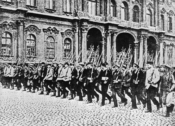 Отряд Красной гвардии на улицах Петрограда. 1917 год Отряд Красной гвардии на улицах Петрограда. 1917 год