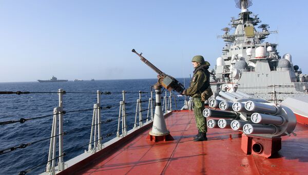 Военнослужащий на палубе тяжелого атомного ракетного крейсера Петр Великий Военнослужащий на палубе тяжелого атомного ракетного крейсера Петр Великий