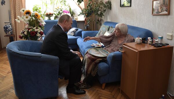Президент РФ Владимир Путин поздравляет с 90-летием правозащитника, общественного деятеля, председателя Московской Хельсинкской группы Людмилу Алексееву Президент РФ Владимир Путин поздравляет с 90-летием правозащитника, общественного деятеля, председателя Московской Хельсинкской группы Людмилу Алексееву
