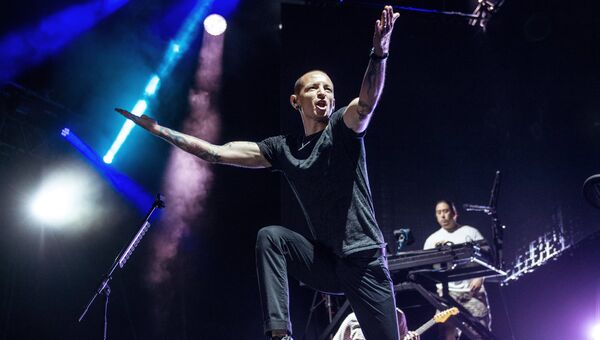 Участник американской группы Linkin Park Честер Беннингтон выступает на сцене СК Олимпийский в Москве Участник американской группы Linkin Park Честер Беннингтон выступает на сцене СК Олимпийский в Москве