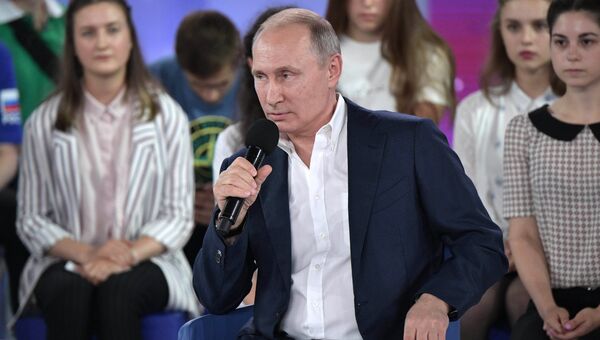 Владимир Путин во время Недетского разговора в образовательном центре для одаренных детей Сириус в Сочи. 21 июля 2017 Владимир Путин во время Недетского разговора в образовательном центре для одаренных детей Сириус в Сочи. 21 июля 2017