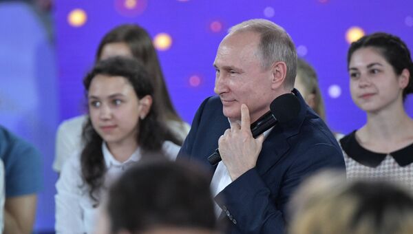 Владимир Путин во время Недетского разговора в образовательном центре для одаренных детей Сириус в Сочи. 21 июля 2017 Владимир Путин во время Недетского разговора в образовательном центре для одаренных детей Сириус в Сочи. 21 июля 2017