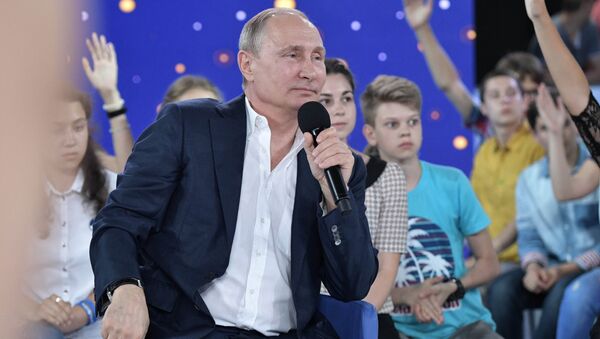 Владимир Путин во время Недетского разговора в образовательном центре для одаренных детей Сириус в Сочи. 21 июля 2017 Владимир Путин во время Недетского разговора в образовательном центре для одаренных детей Сириус в Сочи. 21 июля 2017
