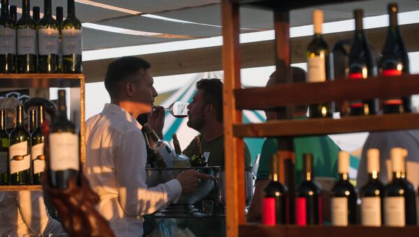 Посетители винно-гастрономического фестиваля In Vino Veritas в Коктебеле. 22 июля 2017 Посетители винно-гастрономического фестиваля In Vino Veritas в Коктебеле. 22 июля 2017