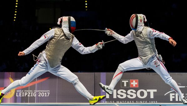 Россиянин Дмитрий Жеребченко и японец Тошия Саито на чемпионате мира по фехтованию в Лейпциге 23 июля 2017 года Россиянин Дмитрий Жеребченко и японец Тошия Саито на чемпионате мира по фехтованию в Лейпциге 23 июля 2017 года