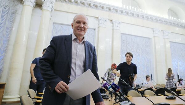 Исполняющий обязанности президента Российской академии наук Валерий Козлов после пресс-конференции Исполняющий обязанности президента Российской академии наук Валерий Козлов после пресс-конференции