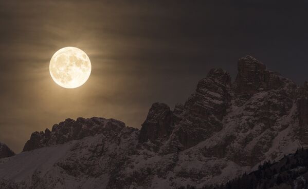 Работа фотографа Giorgia Hofer Super Moon, вошедшая в шорт-лист Insight Astronomy Photographer of the Year 2017 Работа фотографа Giorgia Hofer Super Moon, вошедшая в шорт-лист Insight Astronomy Photographer of the Year 2017