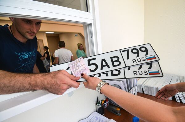 Выдача автовладельцу номерных знаков с новым кодом региона 799 в ГИБДД по Москве. 27 июля 2017 Выдача автовладельцу номерных знаков с новым кодом региона 799 в ГИБДД по Москве. 27 июля 2017