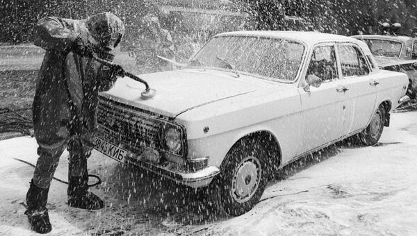 Дезактивация автомобиля в зоне Чернобыльской катастрофы. Апрель 1986 Дезактивация автомобиля в зоне Чернобыльской катастрофы. Апрель 1986