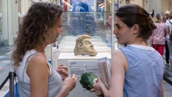 Посетители на выставке, посвященной строящемуся мосту через Керченский пролив, в московском ГУМе на Красной площади. 27 июля 2017 Посетители на выставке, посвященной строящемуся мосту через Керченский пролив, в московском ГУМе на Красной площади. 27 июля 2017