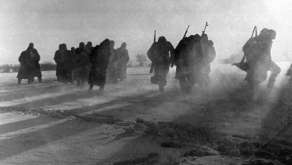 Солдаты разбитой гитлеровской воинской части, окруженные под Москвой, сдаются в плен. 1941 год Солдаты разбитой гитлеровской воинской части, окруженные под Москвой, сдаются в плен. 1941 год