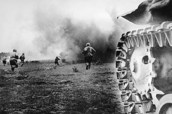 Бойцы Красной Армии идут в бой. Орел, август 1943 Бойцы Красной Армии идут в бой. Орел, август 1943