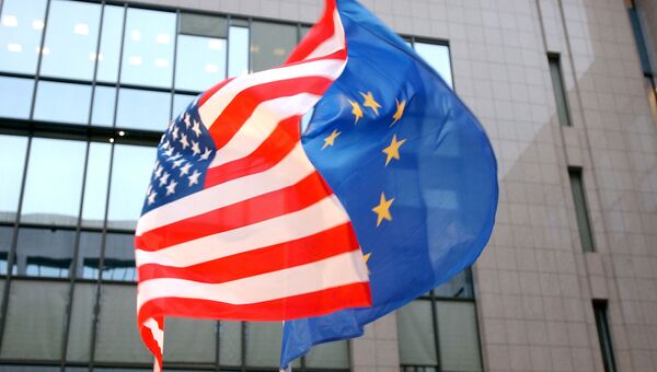 Флаги ЕС и США на здании Европейского парламента в Брюсселе Флаги ЕС и США на здании Европейского парламента в Брюсселе