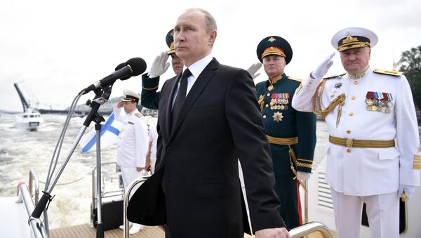 Верховный главнокомандующий РФ Владимир Путин на катере совершает обход кораблей, выстроившихся перед началом парада по случаю Дня Военно-морского флота РФ, на рейде Невы в Санкт-Петербурге. 30 июля 2017 Верховный главнокомандующий РФ Владимир Путин на катере совершает обход кораблей, выстроившихся перед началом парада по случаю Дня Военно-морского флота РФ, на рейде Невы в Санкт-Петербурге. 30 июля 2017