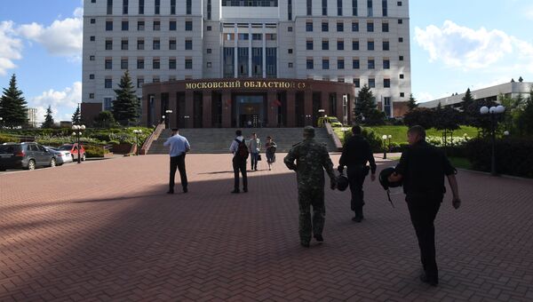Сотрудники полиции у здания Московского областного суда, в котром произошла перестрелка. 1 августа 2017 Сотрудники полиции у здания Московского областного суда, в котром произошла перестрелка. 1 августа 2017