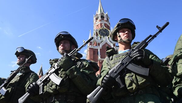 Военнослужащие на Красной площади в Москве во время празднования Дня Воздушно-десантных войск. 2 августа 2017 Военнослужащие на Красной площади в Москве во время празднования Дня Воздушно-десантных войск. 2 августа 2017