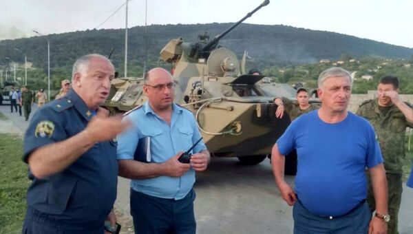 Сотрудники МЧС в районе места взрыва в селе Приморское, Абхазия. 2 августа 2017 Сотрудники МЧС в районе места взрыва в селе Приморское, Абхазия. 2 августа 2017
