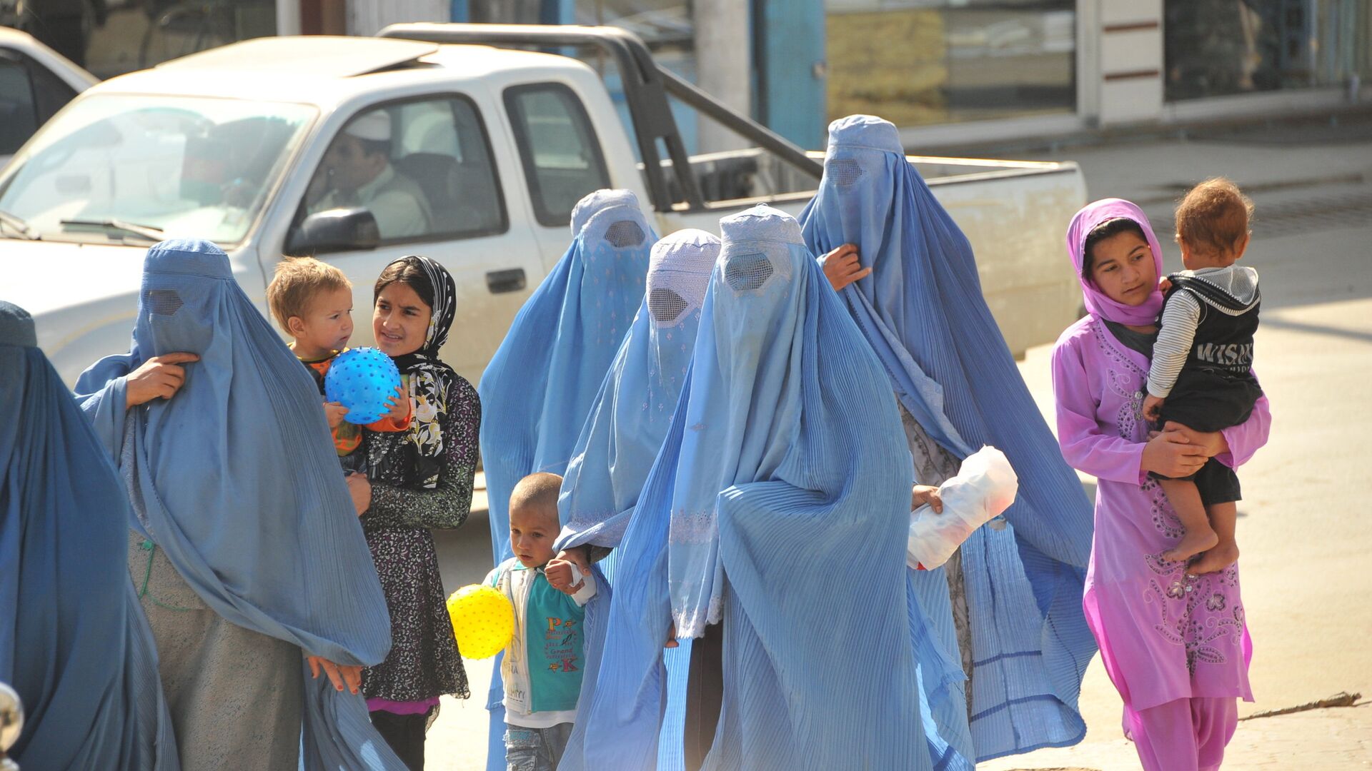 В Афганистане возобновят работу школы для мальчиков и медресе