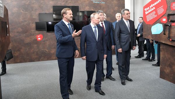 Президент РФ Владимир Путин знакомится с работой визит-центра Байкал заповедный на берегу озера Байкал Президент РФ Владимир Путин знакомится с работой визит-центра Байкал заповедный на берегу озера Байкал