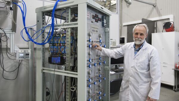 Александр Болоздыня около нейтринного детектора РЭД-100 (RED-100, Russian Emission Detector) Александр Болоздыня около нейтринного детектора РЭД-100 (RED-100, Russian Emission Detector)
