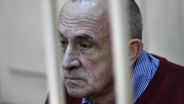 Бывший глава Удмуртии Александр Соловьев в Басманном суде во время рассмотрения ходатайства следствия об изменении меры пресечения. Архивное фото Бывший глава Удмуртии Александр Соловьев в Басманном суде во время рассмотрения ходатайства следствия об изменении меры пресечения. Архивное фото