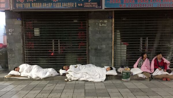 Люди спят на улице после землетрясения в провинции Сычуань Люди спят на улице после землетрясения в провинции Сычуань