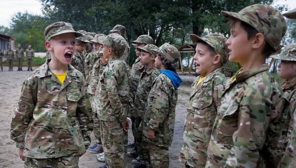 Дети в военизированном детском лагере на Украине Дети в военизированном детском лагере на Украине