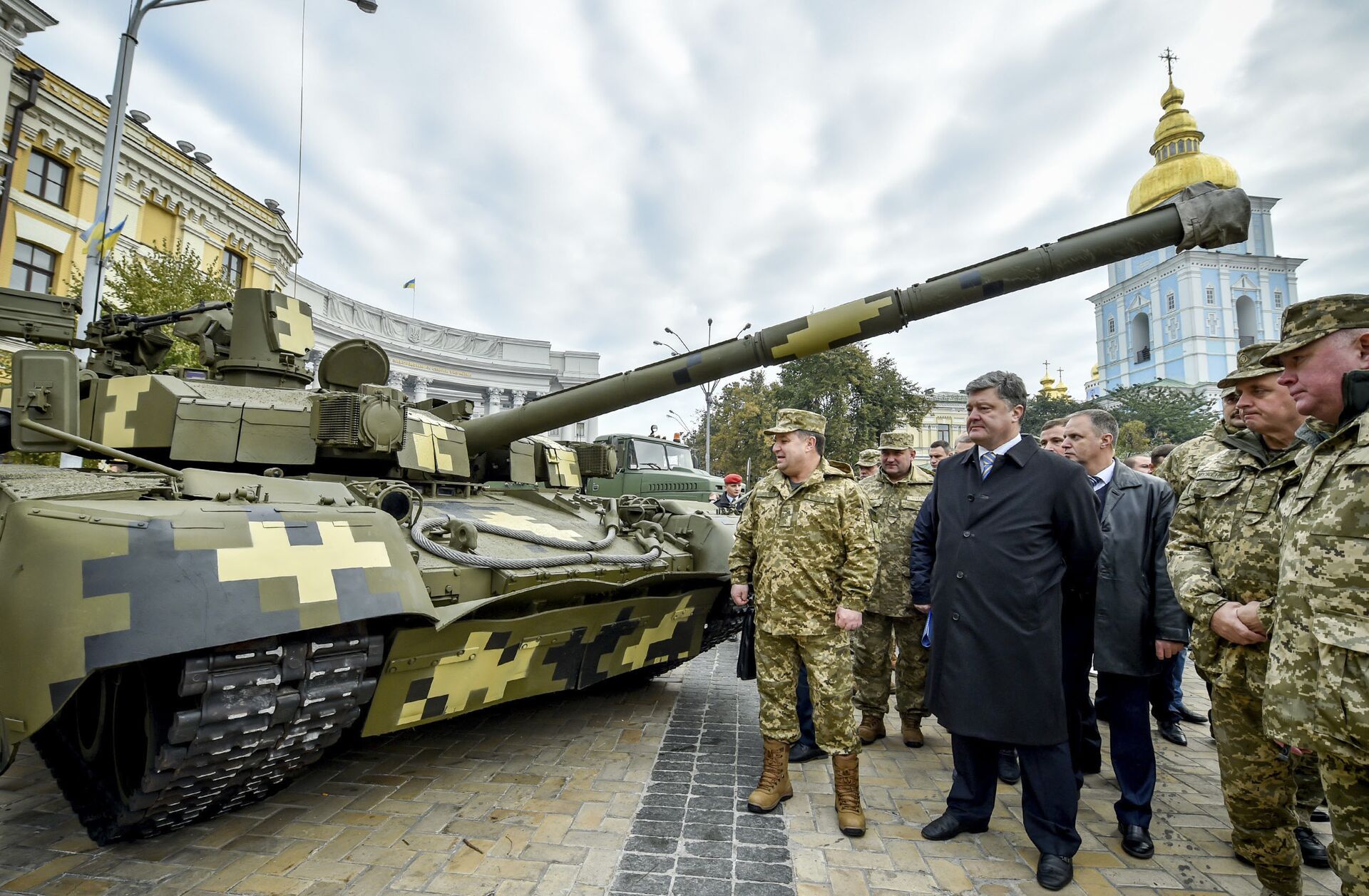 Президент Украины Петр Порошенко и министр обороны Степан Полторак смотрят на танк Оплот во время открытия выставки Сила непобедимого в Киеве Президент Украины Петр Порошенко и министр обороны Степан Полторак смотрят на танк Оплот во время открытия выставки Сила непобедимого в Киеве - РИА Новости, 1920, 04.09.2020