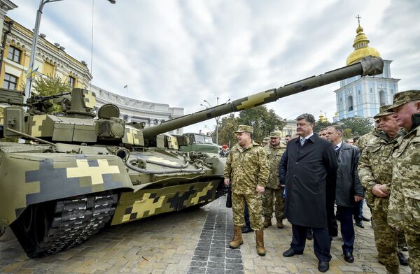 Президент Украины Петр Порошенко и министр обороны Степан Полторак смотрят на танк Оплот во время открытия выставки Сила непобедимого в Киеве Президент Украины Петр Порошенко и министр обороны Степан Полторак смотрят на танк Оплот во время открытия выставки Сила непобедимого в Киеве