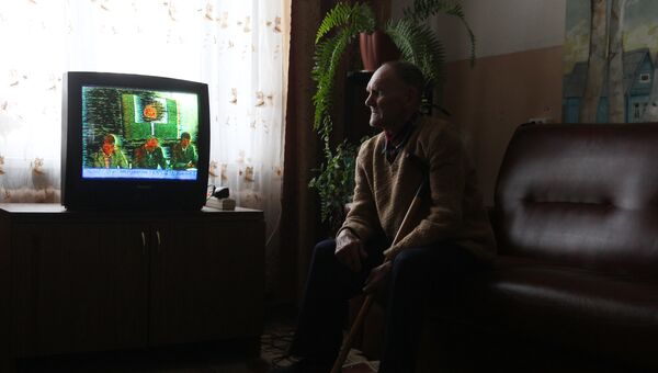 Пенсионер смотрит телевизор в Старорусском доме-интернате для престарелых и инвалидов Приильменье в деревне Буреги Новгородской области Пенсионер смотрит телевизор в Старорусском доме-интернате для престарелых и инвалидов Приильменье в деревне Буреги Новгородской области