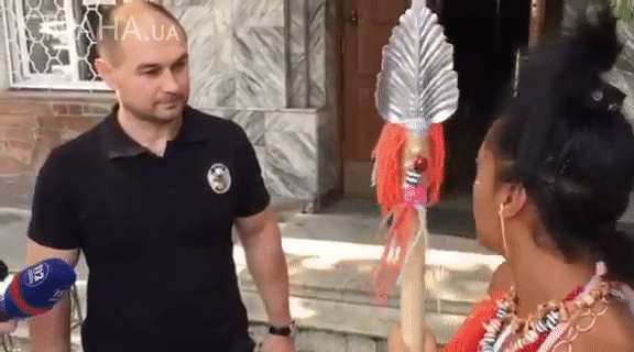 В Киеве активистка Femen пришла на допрос с копьем. 15.08.2017 В Киеве активистка Femen пришла на допрос с копьем. 15.08.2017