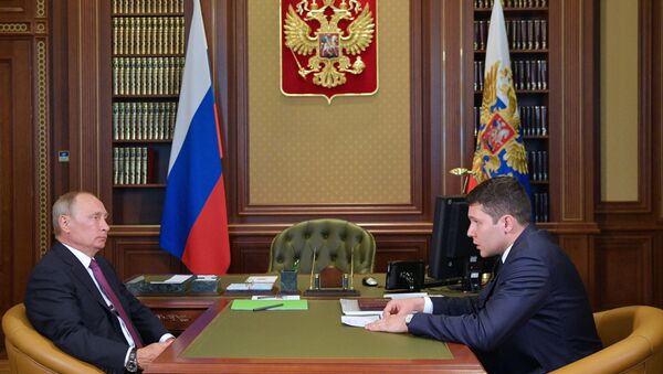 Президент РФ Владимир Путин и временно исполняющий обязанности губернатора Калининградской области Антон Алиханов во время встречи. 16 августа 2017 Президент РФ Владимир Путин и временно исполняющий обязанности губернатора Калининградской области Антон Алиханов во время встречи. 16 августа 2017