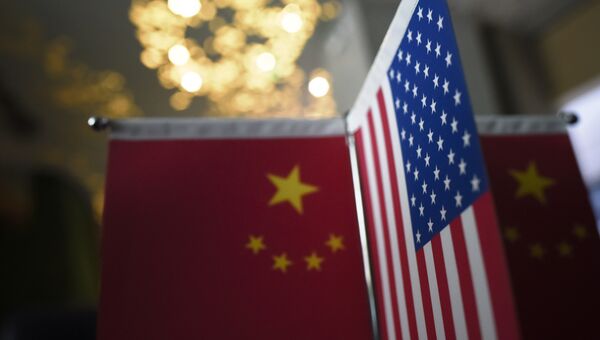Флаги США и Китая. Архивное фото Флаги США и Китая. Архивное фото