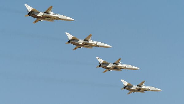 Самолеты Су-24 над полигоном Кадамовский в Ростовской области во время подготовки к международному военно-техническому форуму Армия-2017 Самолеты Су-24 над полигоном Кадамовский в Ростовской области во время подготовки к международному военно-техническому форуму Армия-2017