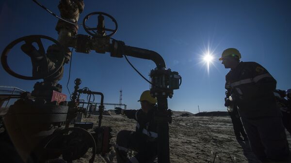 Сотрудники нефтедобывающего предприятия у установки предварительного сброса воды Сотрудники нефтедобывающего предприятия у установки предварительного сброса воды