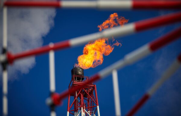 Газовый факел морской нефтеперерабатывающей платформы Газовый факел морской нефтеперерабатывающей платформы