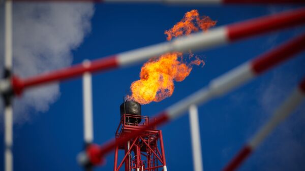 Газовый факел морской нефтеперерабатывающей платформы Газовый факел морской нефтеперерабатывающей платформы