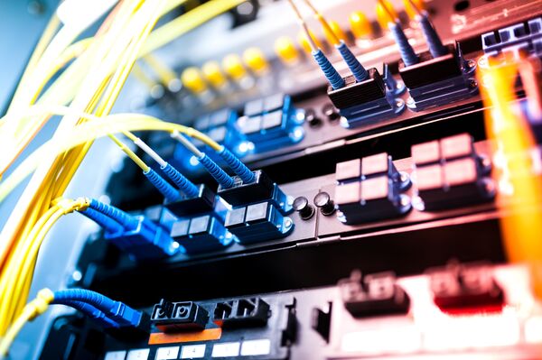 Серверы в технологическом центре обработки данных Серверы в технологическом центре обработки данных
