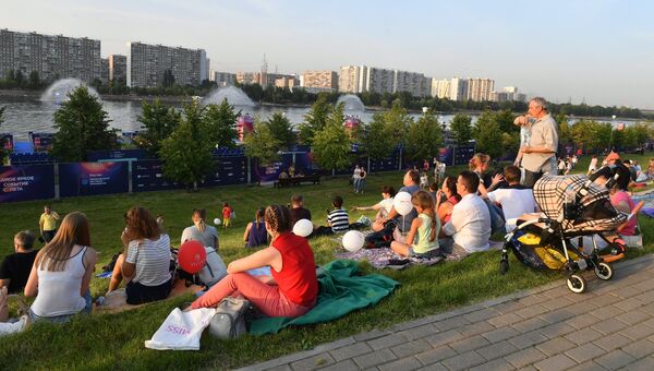 Отдыхающие на международном фестивале фейерверков Ростех в Братеевском каскадном парке в Москве. 19 августа 2017 Отдыхающие на международном фестивале фейерверков Ростех в Братеевском каскадном парке в Москве. 19 августа 2017