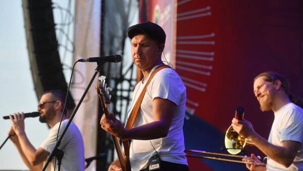Участник группы Uma2rmaN Сергей Кристовский выступает на международном фестивале фейерверков Ростех в Братеевском каскадном парке в Москве. 19 августа 2017 Участник группы Uma2rmaN Сергей Кристовский выступает на международном фестивале фейерверков Ростех в Братеевском каскадном парке в Москве. 19 августа 2017