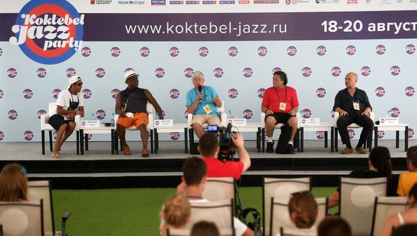 Участники коллектива Brazil All Stars Серджио Брандао, Эдсон да Силва (слева направо), Андерс Бергкрантц, Эривелтон Силва (справа налево) и музыкант Андрей Кондаков (в центре) и на пресс-конференции в рамках фестиваля Koktebel Jazz Party 2017 Участники коллектива Brazil All Stars Серджио Брандао, Эдсон да Силва (слева направо), Андерс Бергкрантц, Эривелтон Силва (справа налево) и музыкант Андрей Кондаков (в центре) и на пресс-конференции в рамках фестиваля Koktebel Jazz Party 2017