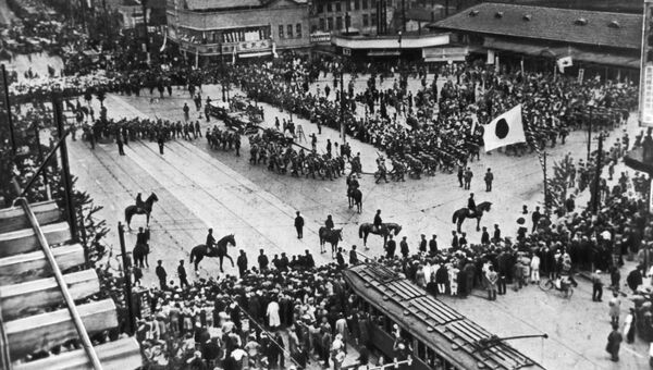 Японо-китайская война (1937—1945). Японские войска перед отправкой из Токио в Северо-Восточный Китай Японо-китайская война (1937—1945). Японские войска перед отправкой из Токио в Северо-Восточный Китай