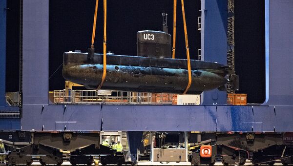 Операция по подъему затонувшей частной подлодки Nautilus в порту Копенгагена. Архивное фото Операция по подъему затонувшей частной подлодки Nautilus в порту Копенгагена. Архивное фото