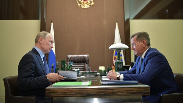Президент РФ Владимир Путин и губернатор Астраханской области Александр Жилкин во время встречи. 22 августа 2017 Президент РФ Владимир Путин и губернатор Астраханской области Александр Жилкин во время встречи. 22 августа 2017