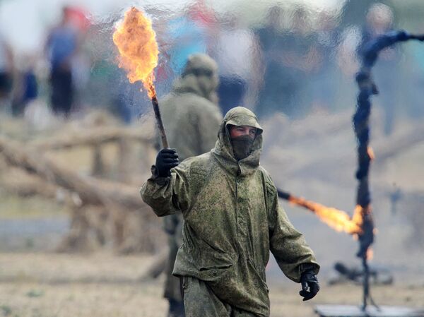 Военнослужащие во время показательных выступлений в рамках Международного военно-технического форума Южного округа Армия-2017 на полигоне Кадамовский в Ростовской области Военнослужащие во время показательных выступлений в рамках Международного военно-технического форума Южного округа Армия-2017 на полигоне Кадамовский в Ростовской области