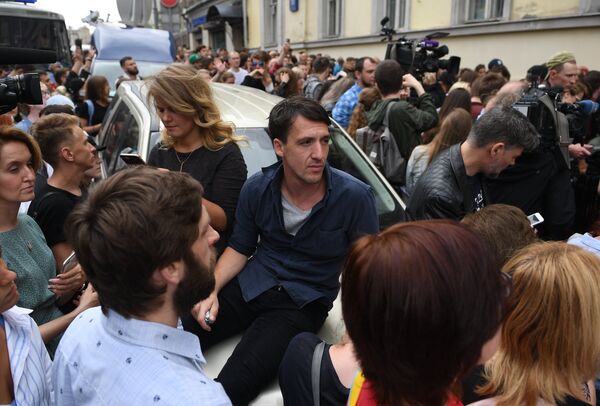 Актер Артур Смольянинов во время акции в поддержку руководителя театра Гоголь-центр Кирилла Серебренникова у здания Басманного суда. 23 августа 2017 Актер Артур Смольянинов во время акции в поддержку руководителя театра Гоголь-центр Кирилла Серебренникова у здания Басманного суда. 23 августа 2017